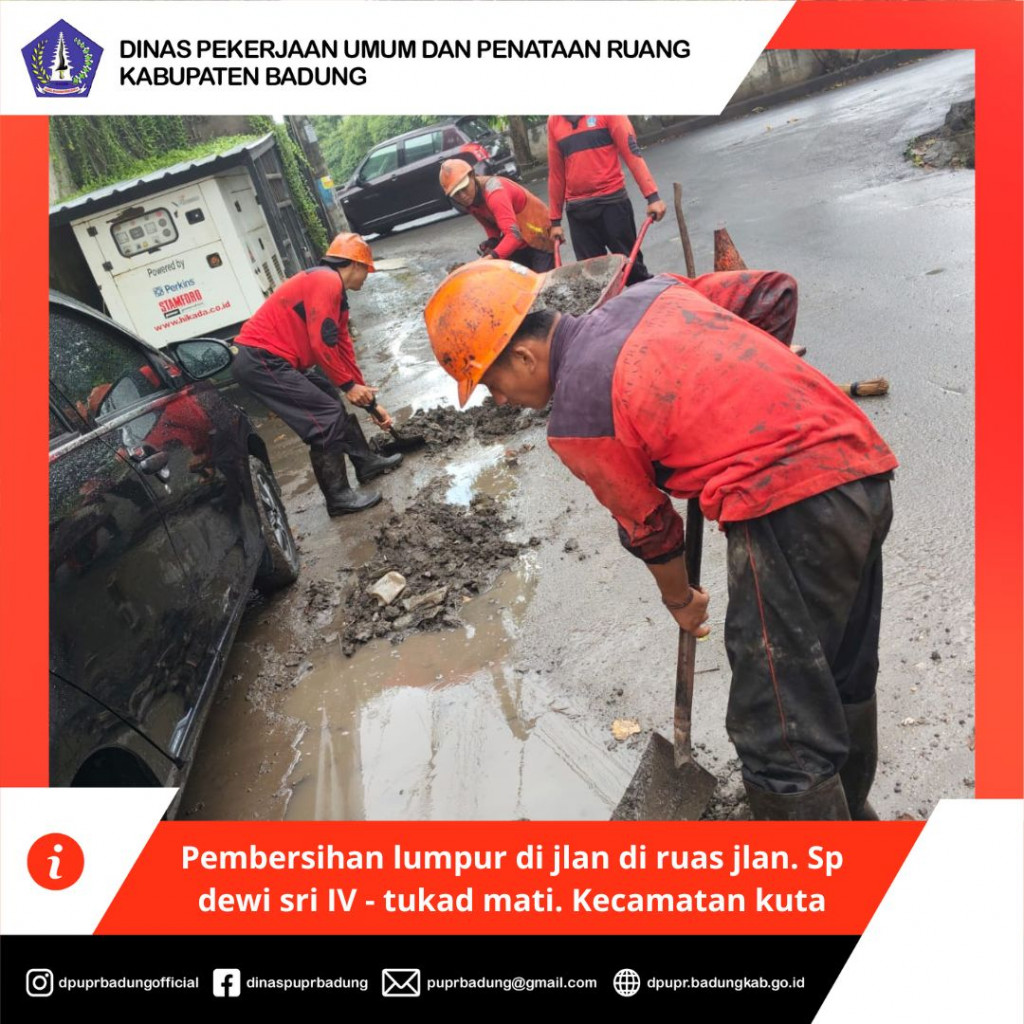 Pembersihan lumpur di jlan di ruas jlan